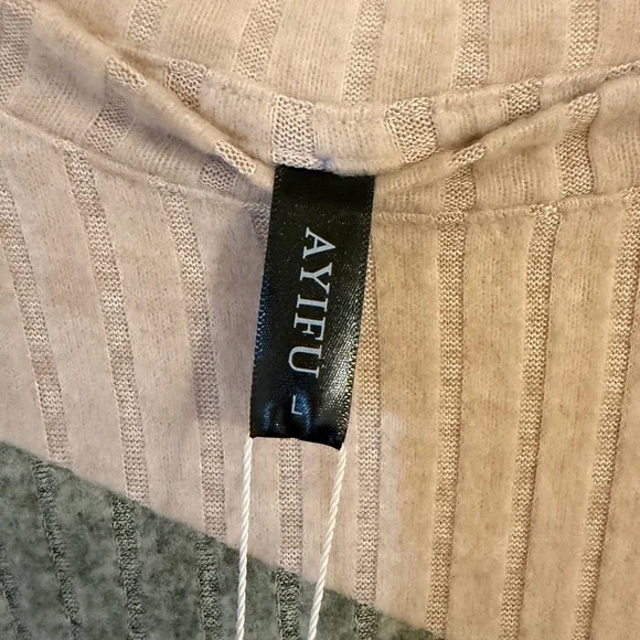 Colorblock Ribbed Sweater - Picture 2 of 5